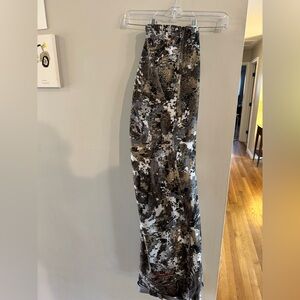 Sitka Opitifade Elevated rain pants. 

Goretex. 

Near new condition